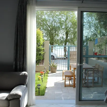 Seaside House With Garden דירה Chalkís