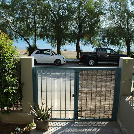 דירה Seaside House With Garden Chalkís