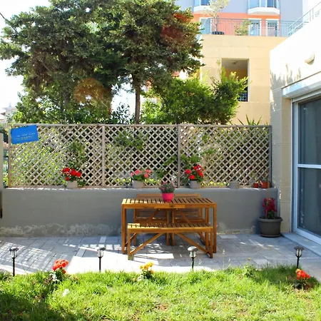דירה Seaside House With Garden